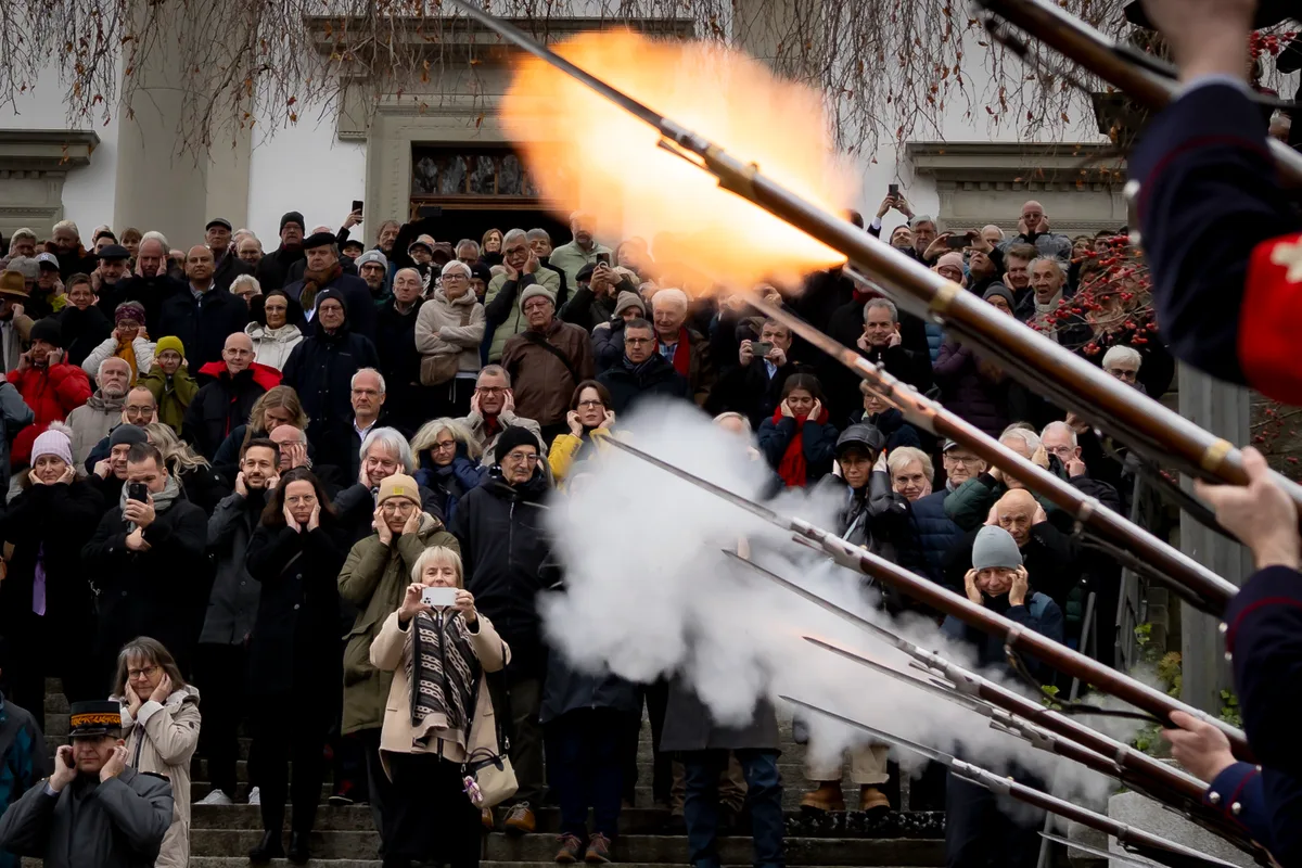Achtung, laut: «Schlusspunkt» des offiziellen Teils mit Salutschüssen … Man sieht die Mitglieder des Unteroffiziersvereins Uster beim Ehrensalut-Schiessen.